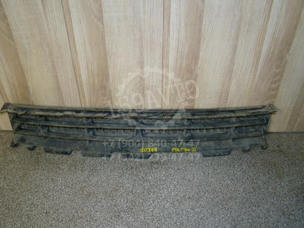 Решетка в бампер центральная Renault Megane 2 2004