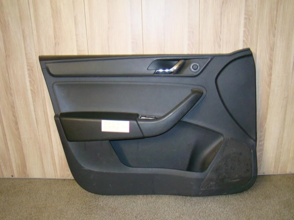 Обшивка двери передней левой Skoda Rapid 1 2014