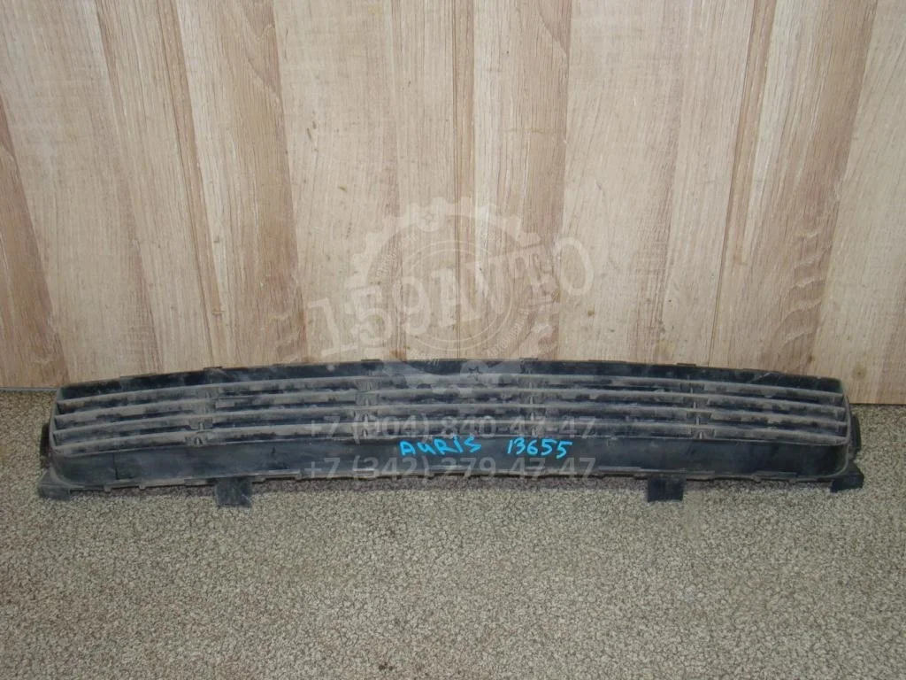 Решетка в бампер центральная Toyota Auris 2007 E150