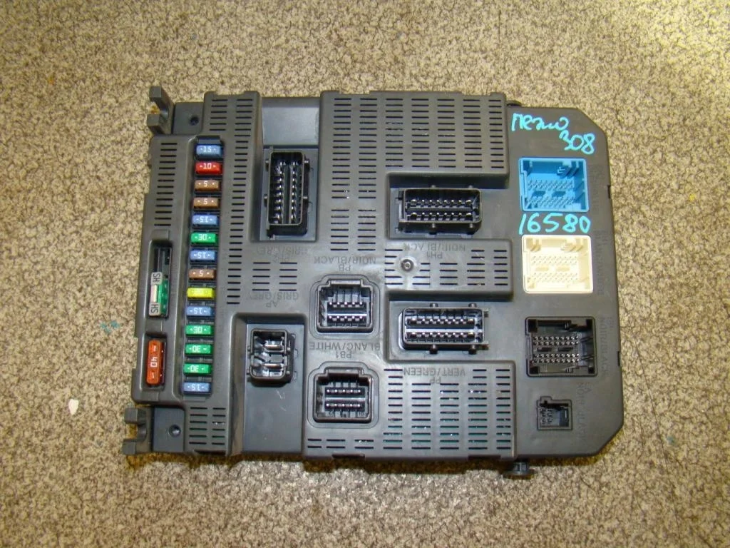 Блок предохранителей Peugeot 308 2008 T7