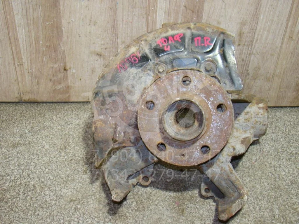 Кулак поворотный передний правый Volkswagen Golf 4