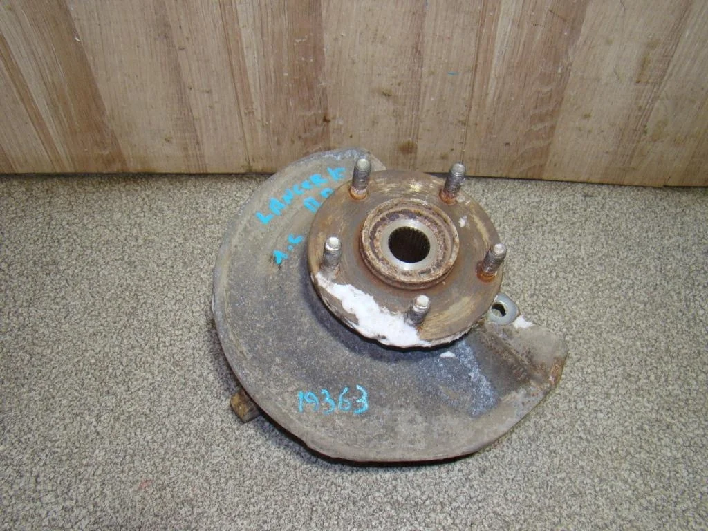 Кулак поворотный передний правый Mitsubishi Lancer 10 CY