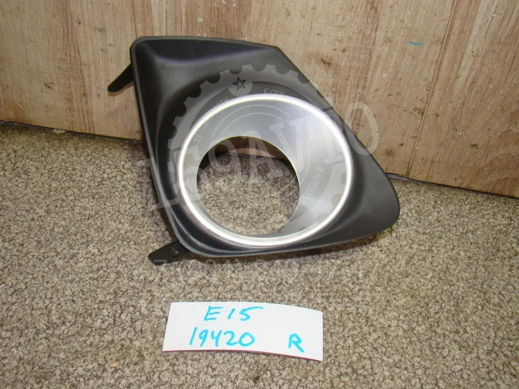 Рамка противотуманой фары правой Toyota Corolla E150