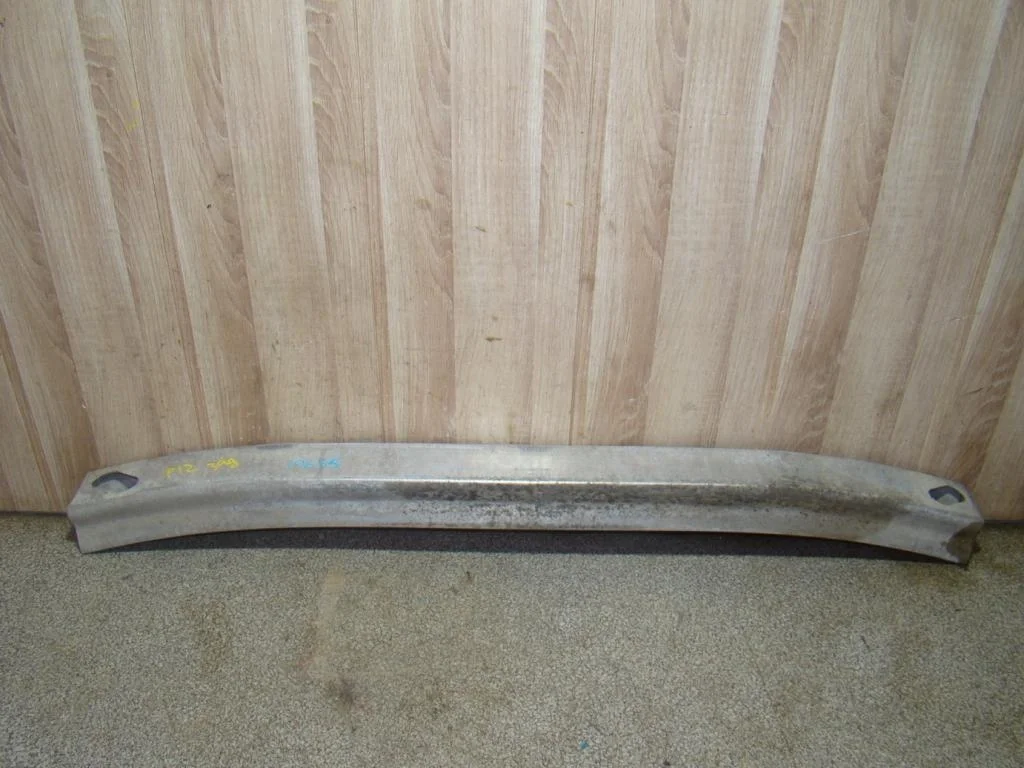 Усилитель переднего бампера Nissan Primera P12