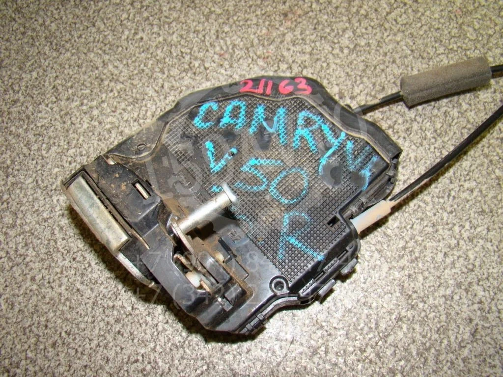 Замок двери задней правой Toyota Camry XV50