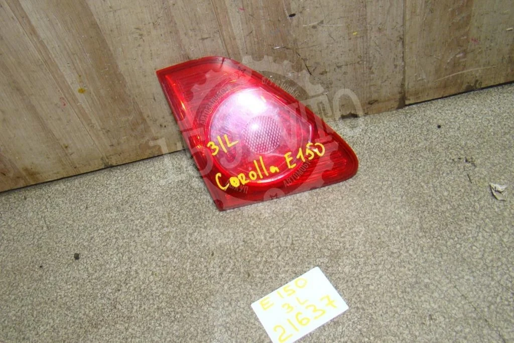 Фонарь задний внутренний левый Toyota Corolla E150