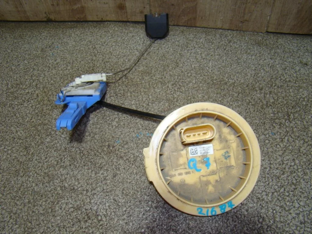 Датчик уровня топлива Audi Q7 2008 4L