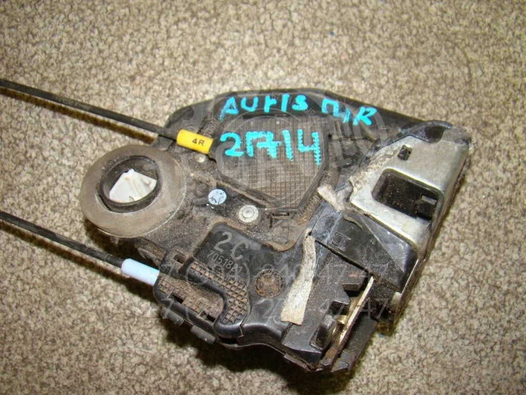 Замок двери передней правой Toyota Auris E150