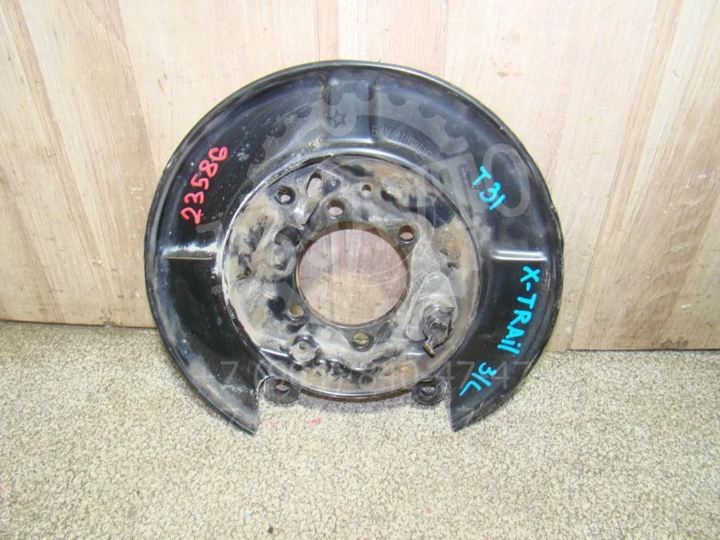 Щит опорный задний левый Nissan X-Trail T31