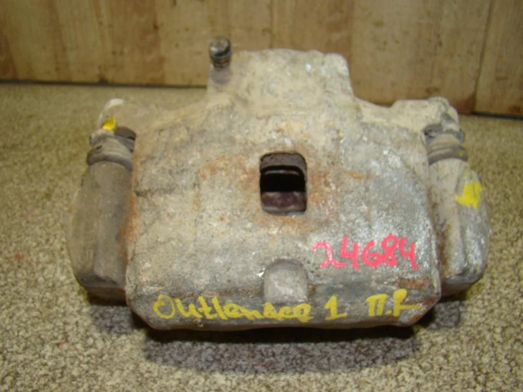 Суппорт передний правый Mitsubishi Outlander 1 CU