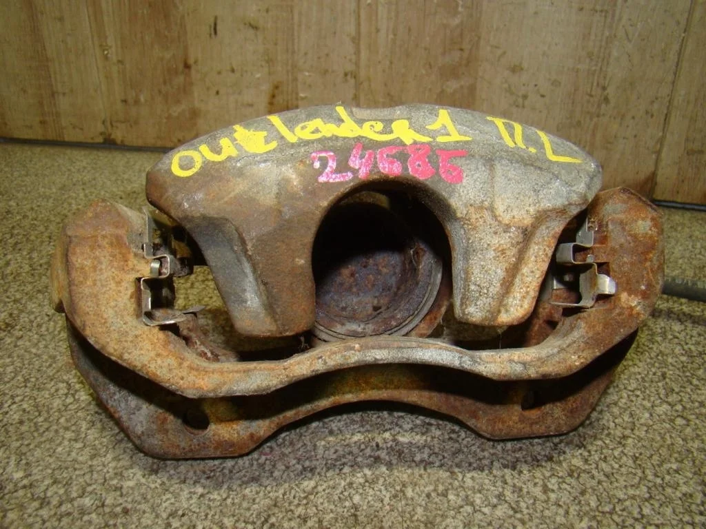 Суппорт передний левый Mitsubishi Outlander 1 CU