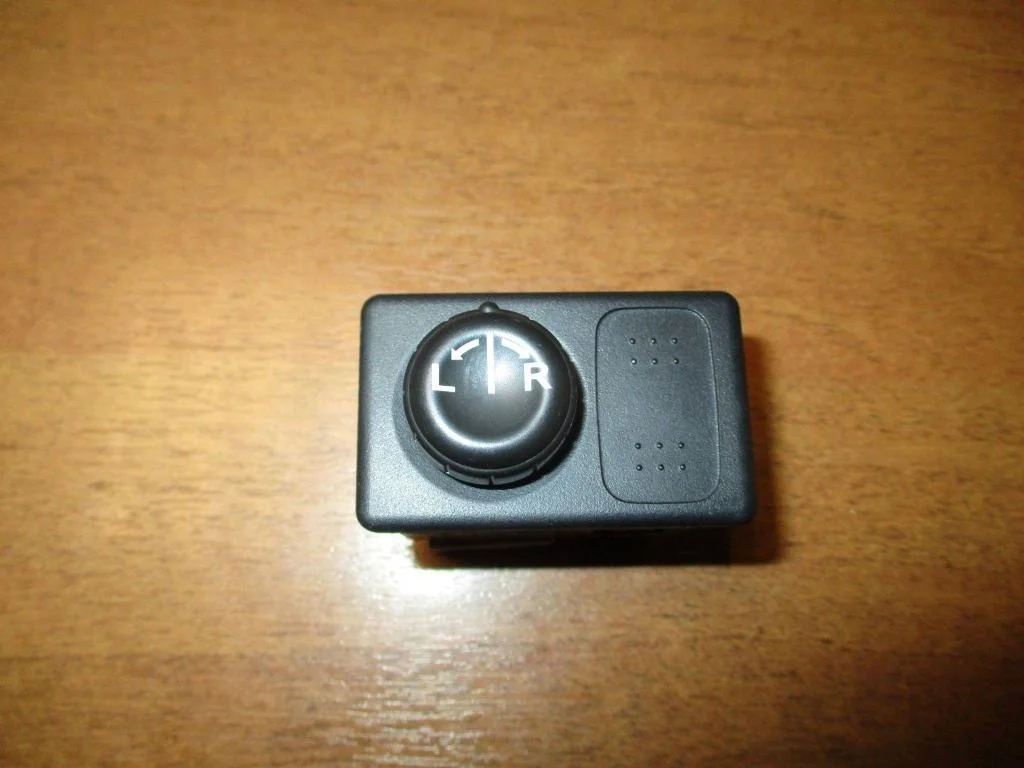 Переключатель регулировки зеркала Nissan Primera P12