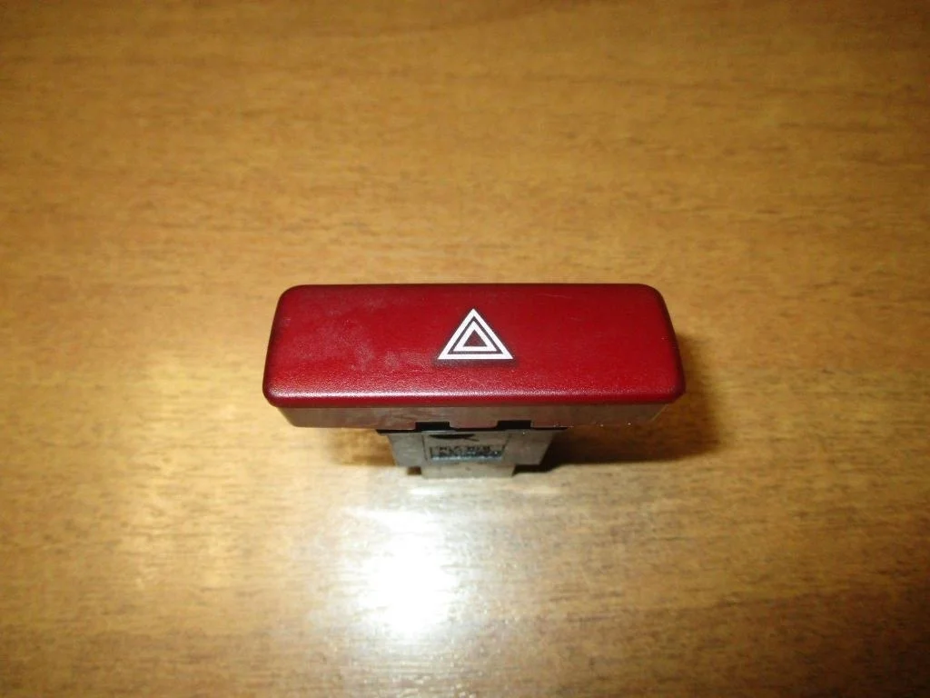 Кнопка аварийной сигнализации Mitsubishi Lancer 9 CS