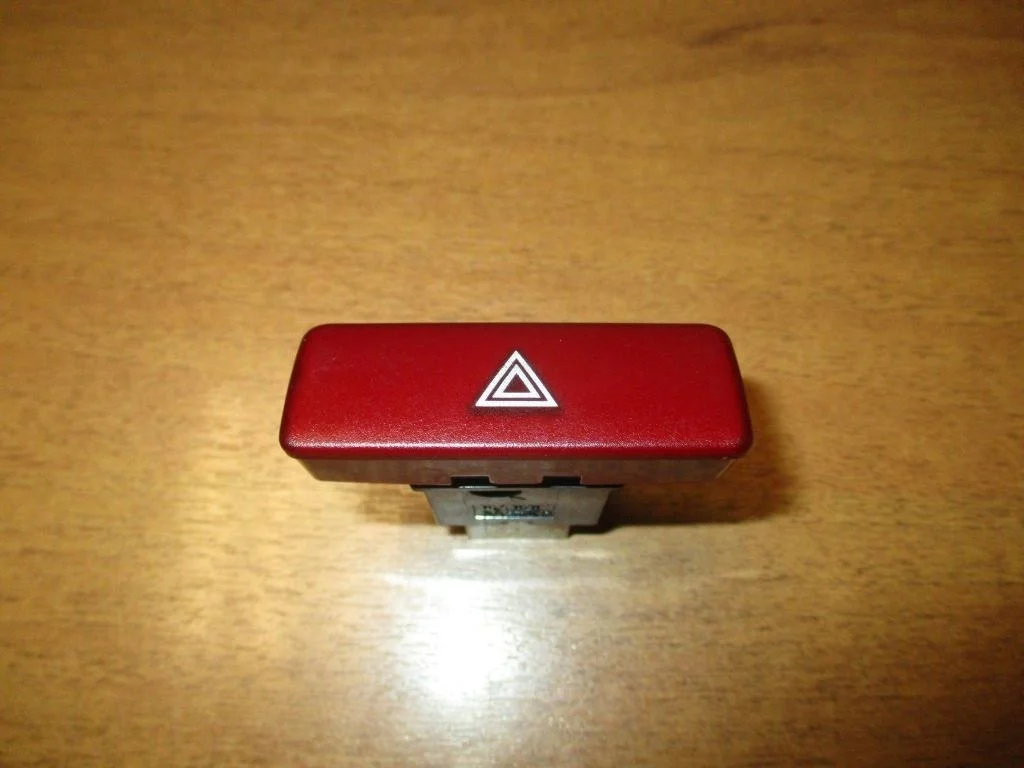 Кнопка аварийной сигнализации Mitsubishi Lancer 9 CS