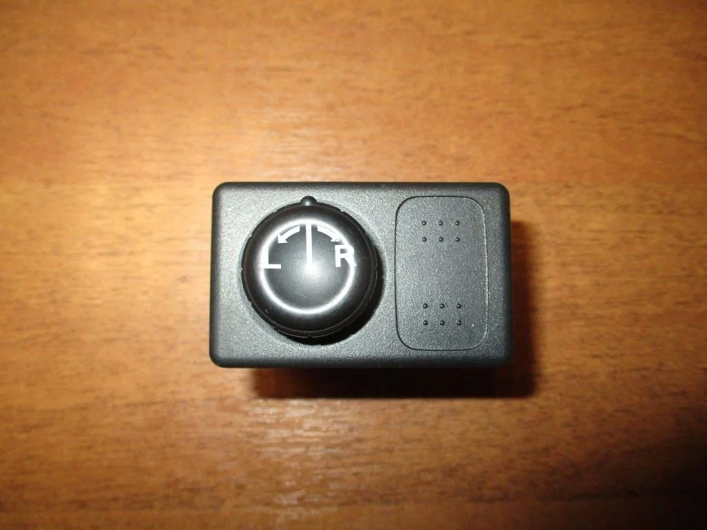 Переключатель регулировки зеркала Nissan Primera P12