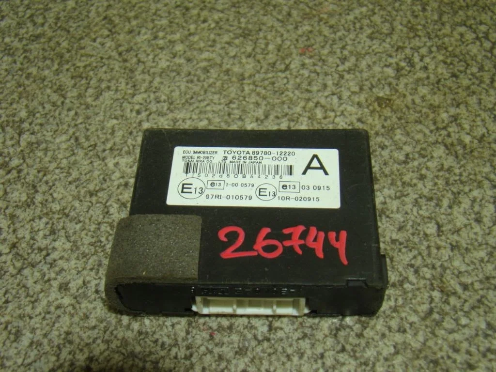 Блок электронный Toyota Corolla E150