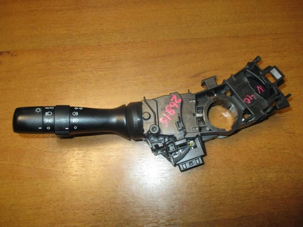 Переключатель поворотов подрулевой Toyota Camry XV40