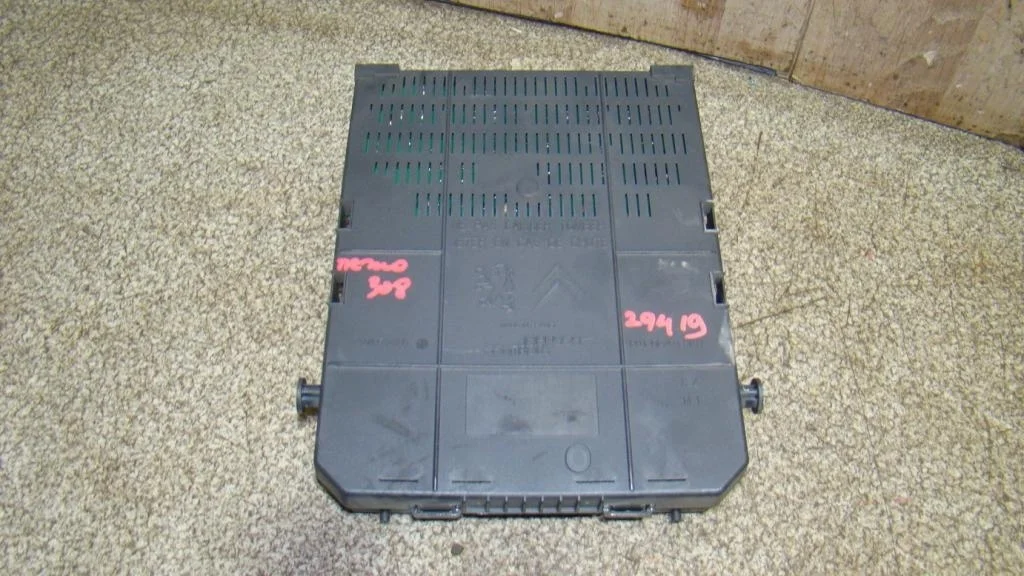 Блок предохранителей Peugeot 308 T7