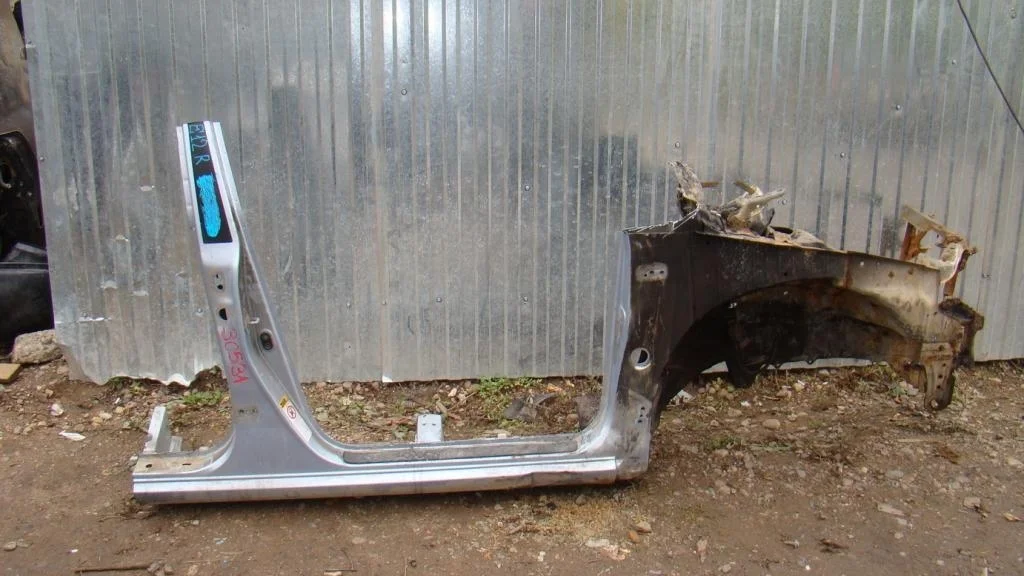 Порог со стойкой правый Toyota Corolla E120