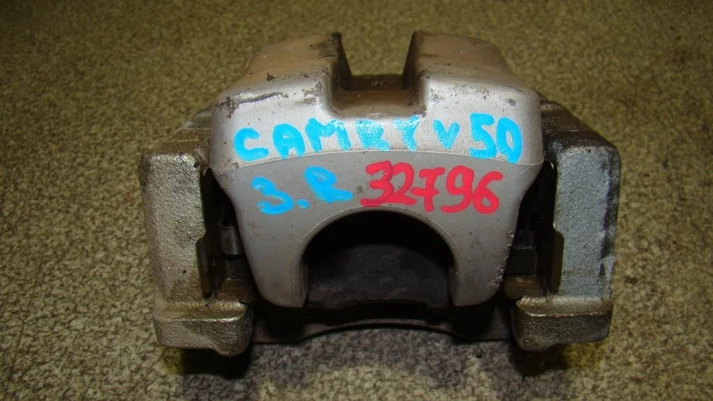 Суппорт задний правый Toyota Camry XV50