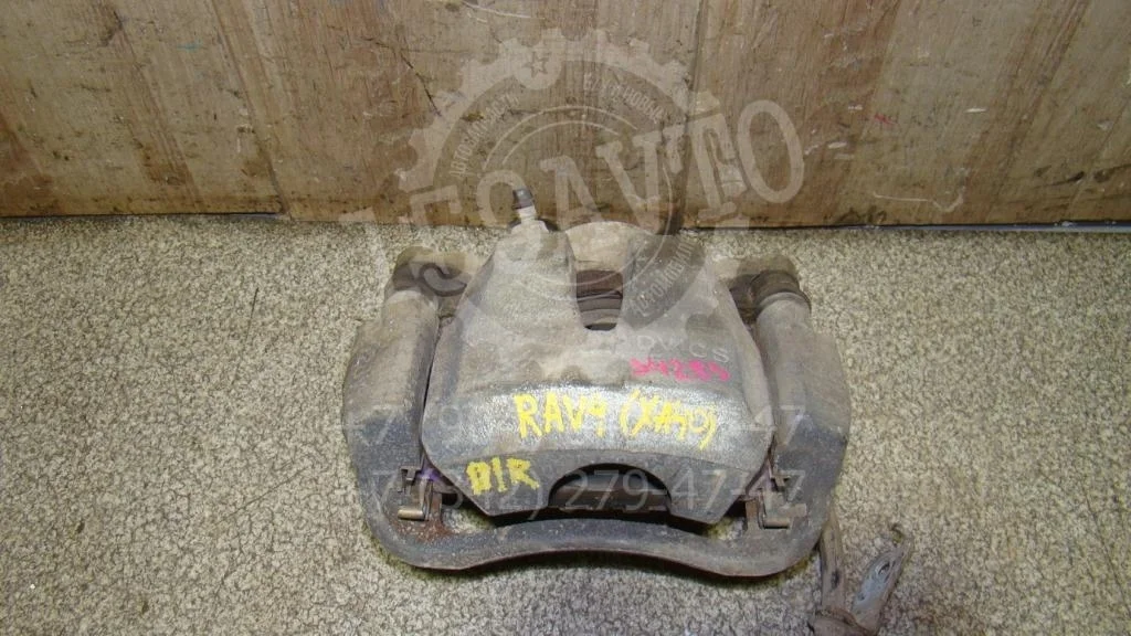 Суппорт передний правый Toyota RAV4 A40