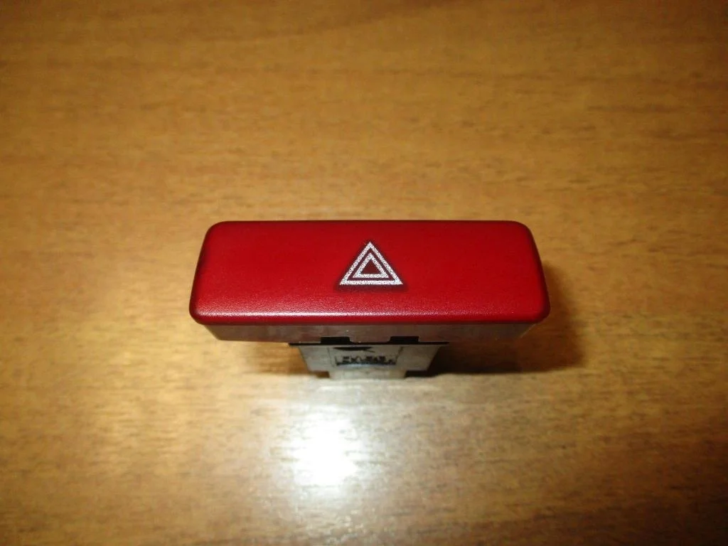 Кнопка аварийной сигнализации Mitsubishi Lancer 9 CS