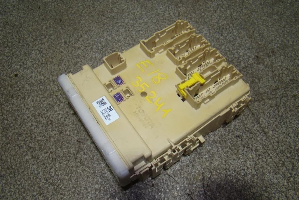 Блок предохранителей Toyota Corolla 2014 E180