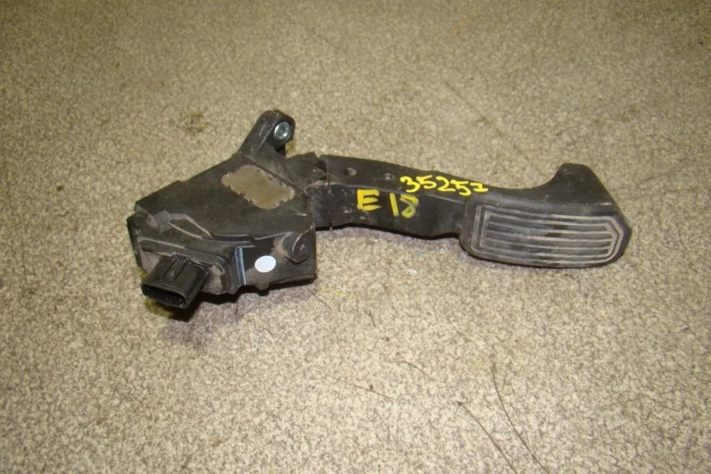 Педаль газа Toyota Corolla 2014 E180