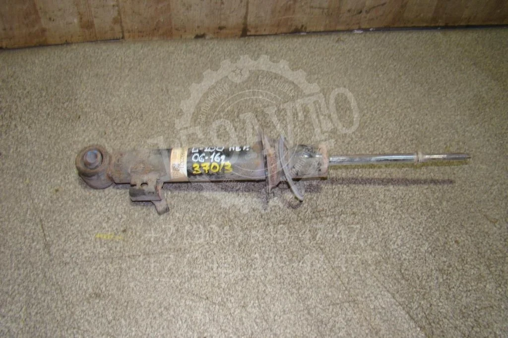 Амортизатор передний Mitsubishi L200 KA, KB