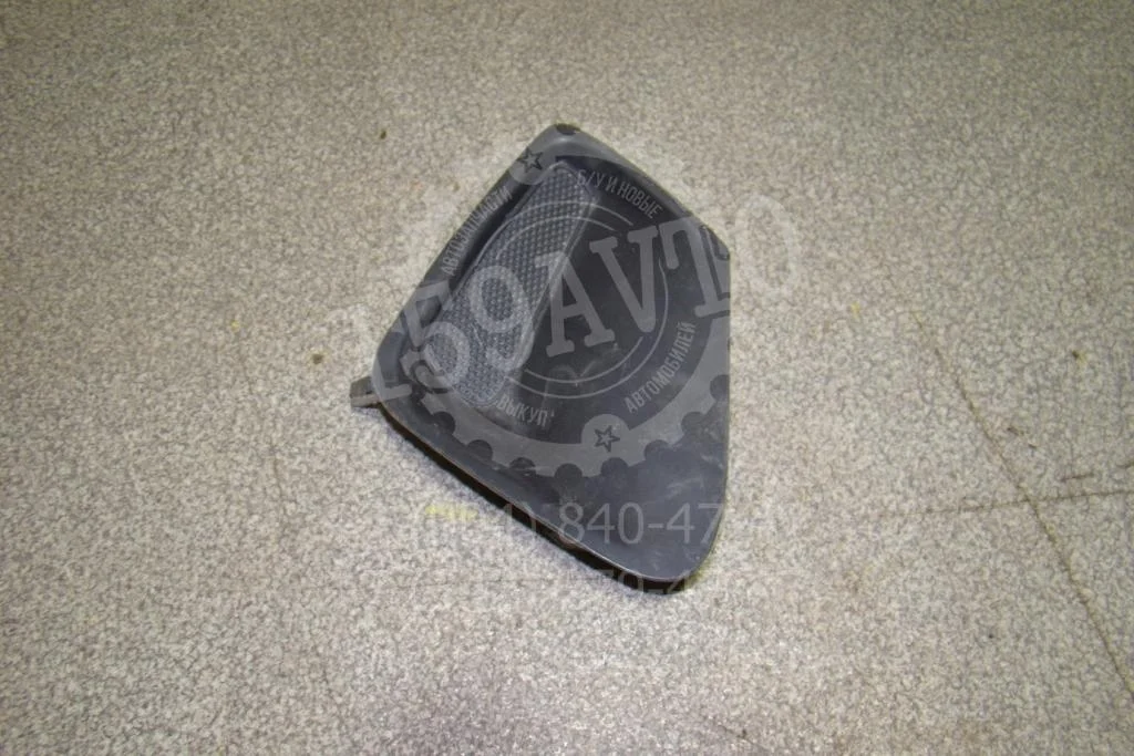 Заглушка в бампер правая Toyota Corolla E150