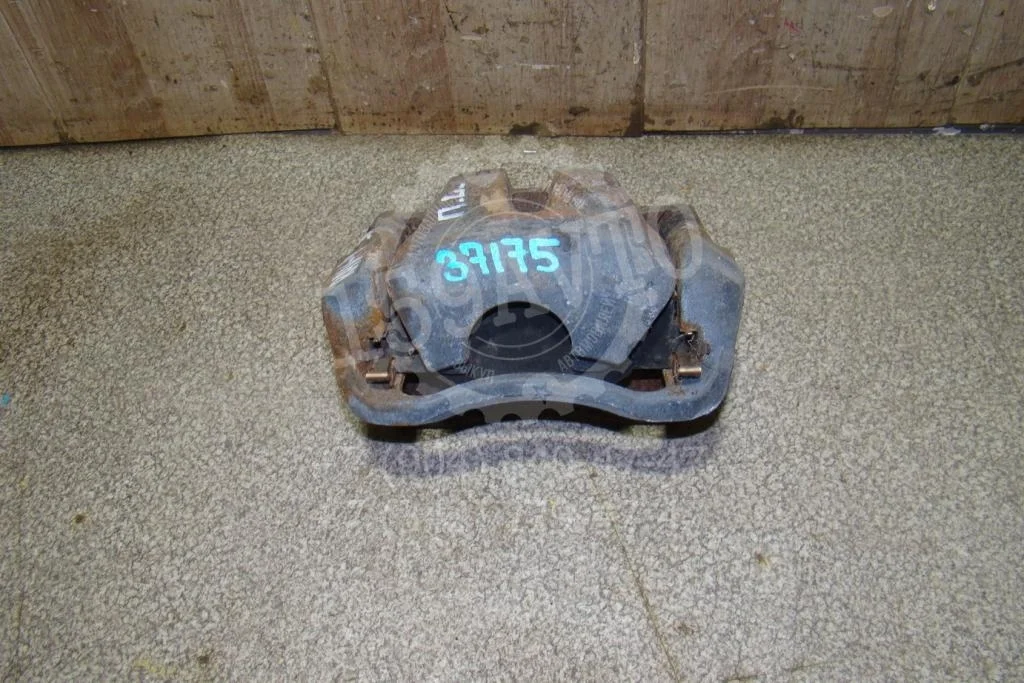 Суппорт передний левый Toyota RAV4 A30