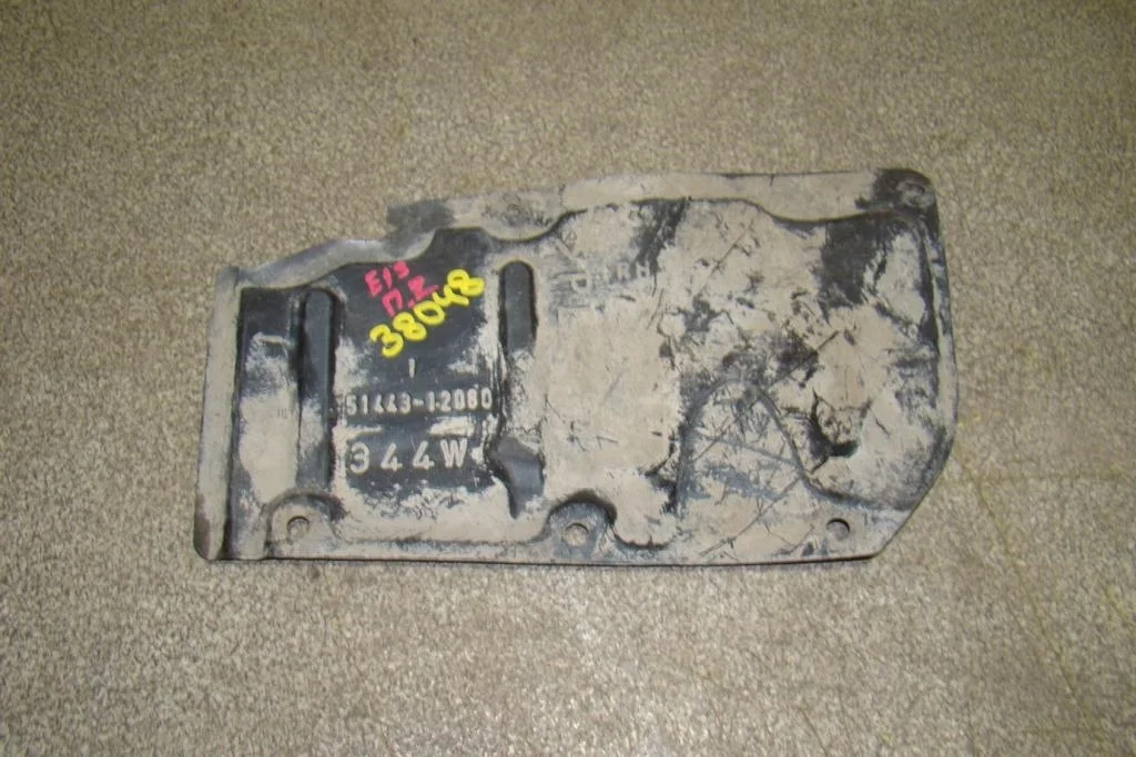 Пыльник двигателя нижний правый Toyota Corolla E150