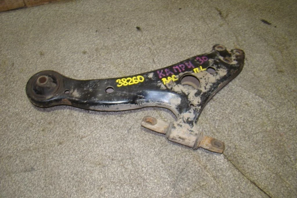 Рычаг передний левый Toyota Camry XV30