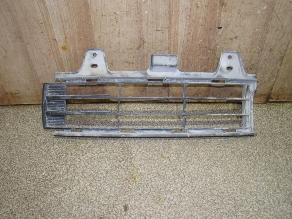 Решетка в бампер правая Toyota Land Cruiser J200