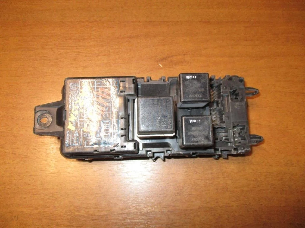 Блок предохранителей Mitsubishi Carisma DA