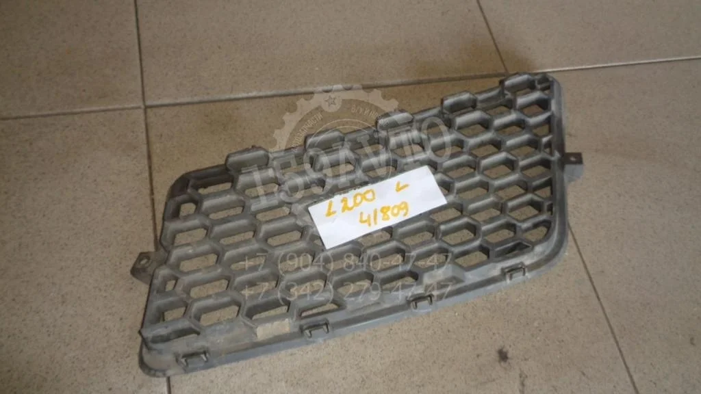 Решетка радиатора левая Mitsubishi L200 KA, KB