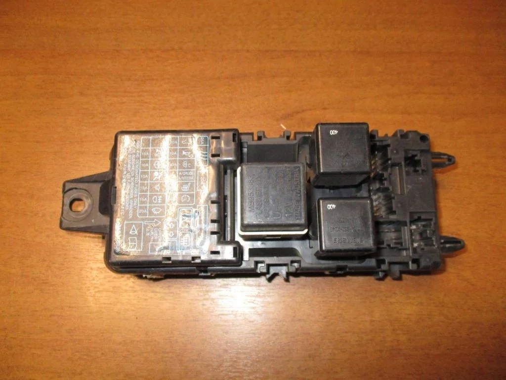 Блок предохранителей Mitsubishi Carisma 2000 DA
