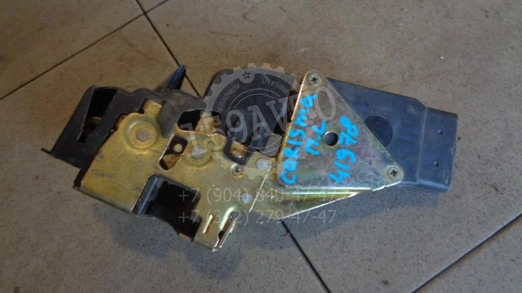 Замок двери передней левой Mitsubishi Carisma 2000 DA