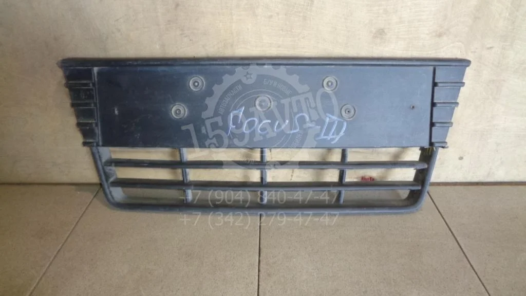 Решетка в бампер центральная Ford Focus 3