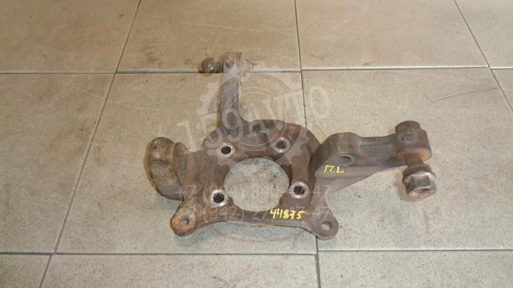 Кулак поворотный передний левый Mitsubishi Carisma DA