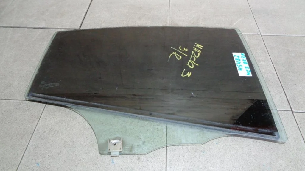 Стекло двери задней правой Mazda 3 2006 BK