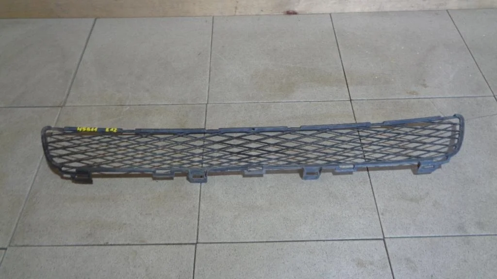 Решетка в бампер центральная Toyota Corolla E120