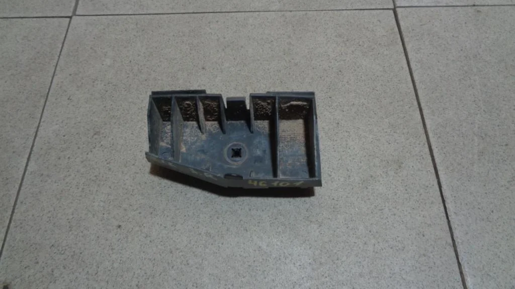 Кронштейн заднего бампера правый Toyota Corolla E120