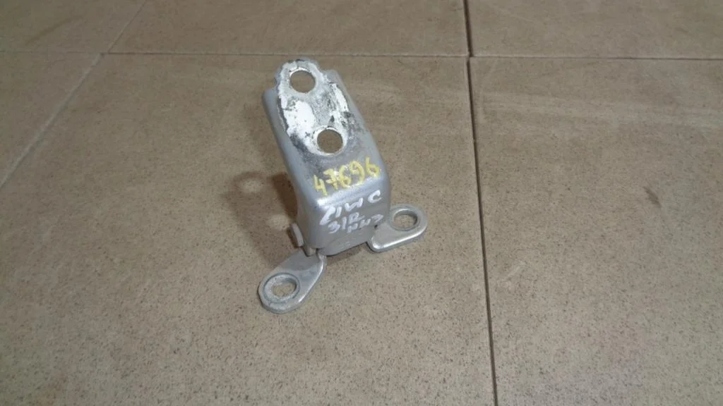 Петля двери задней правой нижняя Honda Civic 4D 2008 FD