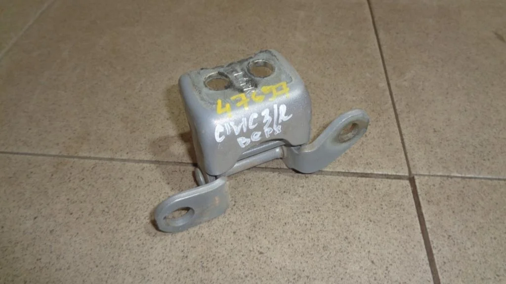 Петля двери задней правой верхняя Honda Civic 4D 2008 FD