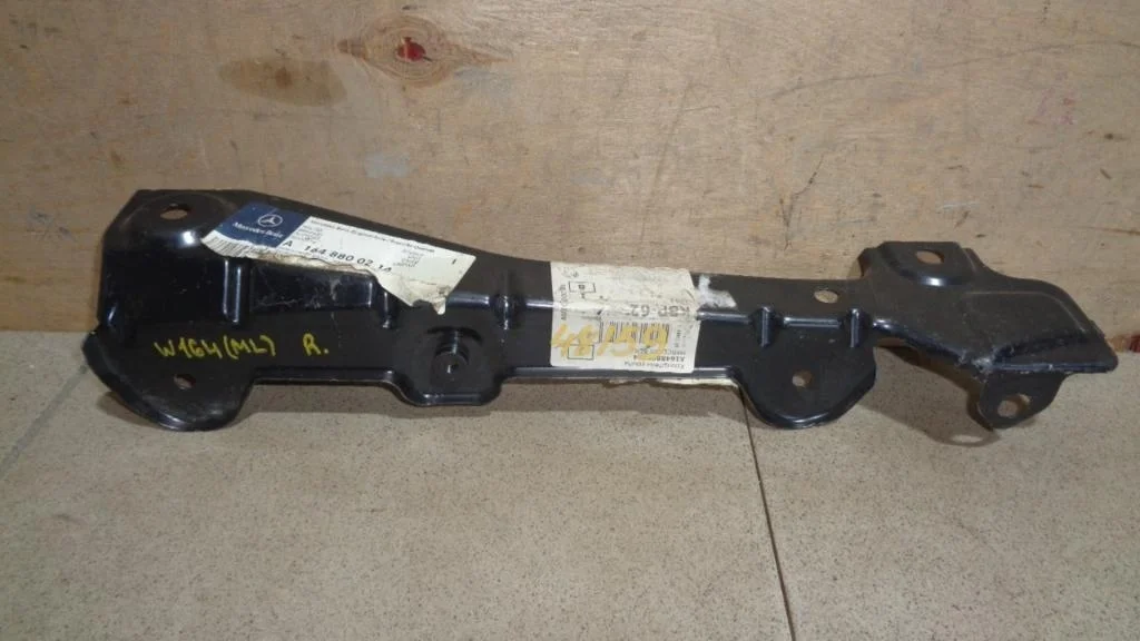 Кронштейн крепления крыла Mercedes-Benz ML-Class W164