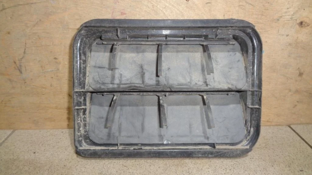 Решетка вентиляционная Renault Logan 1 L90