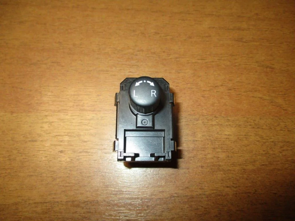 Переключатель регулировки зеркала Nissan Primera P12