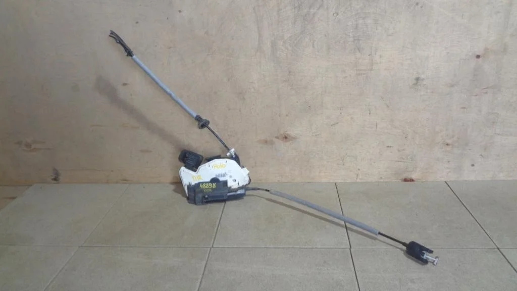 Замок двери передней правой Volkswagen Polo 5