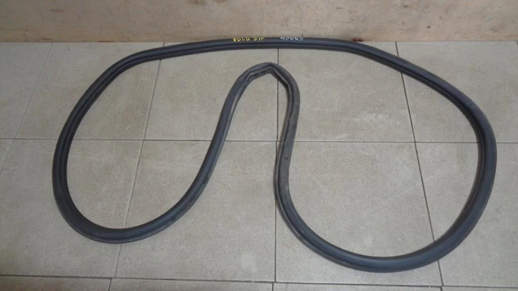 Уплотнитель двери Volkswagen Polo 5